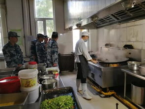 某部队官兵来我市参观学习食堂食品安全管理